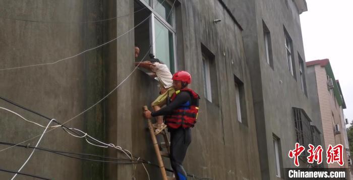 福建宁德一村落被淹水深超3米 消防IM电竞驾冲锋舟施救